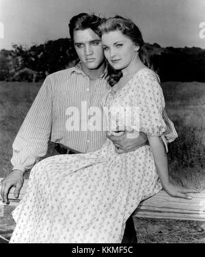 Un'immagine promozionale del film del 1957 "Love me Tender", con Elvis Presley e Deborah Paget, che cattura un momento iconico del film. Foto Stock
