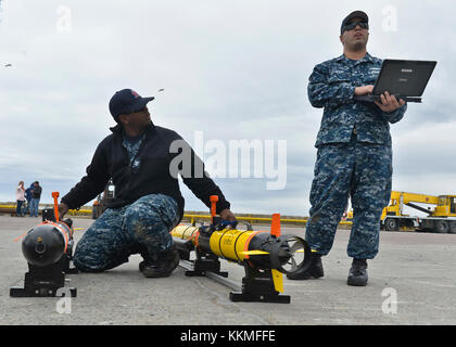 COMODORO RIVADAVIA, Argentina (Nov. 21, 2017) Sonar Technician (Submarines) 2° Classe Troy Robinson (sinistra) e Sonar Technician 1° Classe Howard Mann, entrambi assegnati a Unmanned Undersea Vehicle Squadron 1 (UUVRON 1), eseguire la manutenzione sui veicoli subacquei senza equipaggio Iver 580 (UUV) prima di caricarli sulla nave norvegese di supporto alla costruzione Skandi Patagonia. Undersea Rescue Command, l'unica unità di salvataggio sottomarino della Marina degli Stati Uniti, e UUVRON 1 sono mobilitati per sostenere gli sforzi di ricerca e salvataggio del governo argentino per il sottomarino diesel-elettrico ARA della Marina argentina Foto Stock