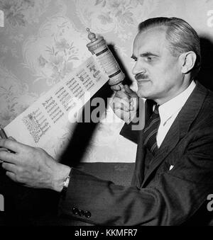 Arthur Compton è stato un fisico statunitense che ha contribuito in modo significativo alla comprensione della struttura atomica e ha vinto il Premio Nobel per la fisica nel 1927 per il suo lavoro sull'effetto Compton. Foto Stock