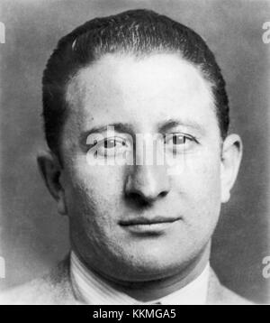 Un 1935 colpo alla testa del gangster italiano Carlo Gambino, catturato durante la sua ascesa nella malavita criminale. Questa immagine fornisce uno sguardo sulla persona di una delle figure più famose della storia del crimine organizzato. Foto Stock