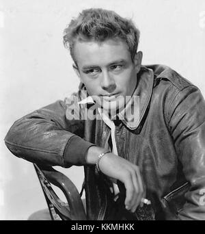 Questa iconica fotografia del 1955 cattura James Dean, l'attore americano, noto per il suo ruolo in film come "Rebel Without a cause". È diventato un'icona culturale e rimane un simbolo della ribellione giovanile e della celebrità di Hollywood. Foto Stock