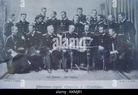 Gli ufficiali della marina imperiale russa Varyag e Koreez svolsero un ruolo significativo durante la guerra russo-giapponese nel 1904. Queste navi divennero famose per il loro coinvolgimento nella battaglia di Chemulpo Bay, dove furono coinvolte in una difesa eroica ma alla fine condannata. Foto Stock