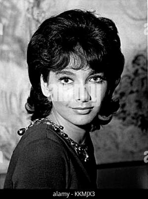 Questa foto pubblicitaria dell'attrice Suzanne Pleshette la mette in evidenza come una figura di spicco nel cinema americano della metà del XX secolo. Pleshette era nota per i suoi ruoli in televisione e film durante gli anni '1960 e '1970 Foto Stock