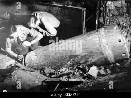 La rivolta di Varsavia, catturata da Lokajski, descrive gli sforzi degli zappatori polacchi durante la resistenza del 1944 contro l'occupazione tedesca. Questo momento storico mette in evidenza il coraggio e il ruolo strategico degli zappatori nella lotta per la liberazione di Varsavia. Foto Stock