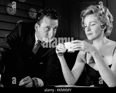 Questa immagine del 1959 vede protagonisti gli attori George C. Scott e Geraldine Page. Entrambi erano figure di spicco nel cinema americano, noti per le loro potenti prestazioni nel cinema e nel teatro. Foto Stock