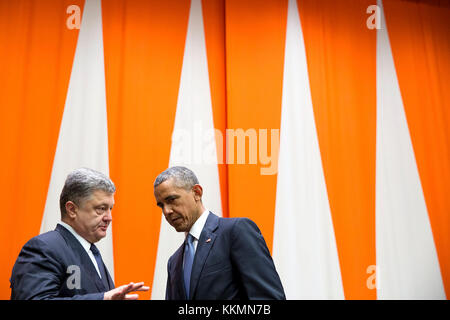 Sept. 28, 2015 " mi ha avuto il vantaggio di sfondo interessante quando il presidente aveva un pull-aside conversazione con il presidente petro poroshenko dell'Ucraina prima ai leaders summit sul mantenimento della pace delle Nazioni unite in new york city." (official white house photo by pete souza) Questo ufficiale della casa bianca fotografia viene reso disponibile solo per la pubblicazione da parte di organizzazioni di notizie e/o per uso personale la stampa dal soggetto(s) della fotografia. la fotografia non possono essere manipolati in alcun modo e non può essere utilizzata in ambienti commerciali o materiali politici, pubblicità, e-mail, prodotti, prom Foto Stock