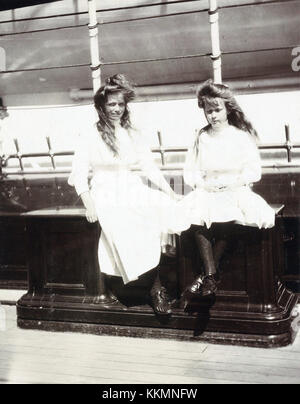 Grand Duchesse Maria e Anastasia Nikolaevna a bordo dello yacht Imperiale Standart. Maria e Anastasia a bordo dello Standart Foto Stock