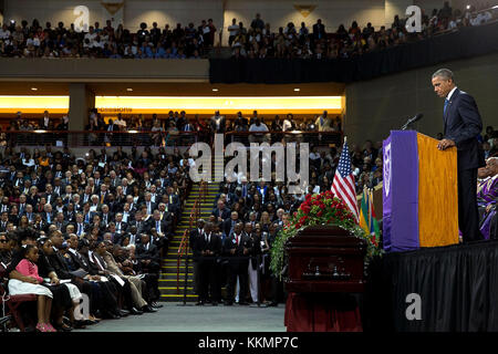 26 giugno 2015 "in seguito la massa di scatto a una chiesa a Charleston, s.c., che rivendicato nove vite, il presidente sospende dando l'elogio al funerale di una delle vittime, reverendo clementa pinckney, presso il College di Charleston. rev. pinckney famiglia sia seduto in prima fila in basso a sinistra.' official white house photo by pete souza) Questo ufficiale della casa bianca fotografia viene reso disponibile solo per la pubblicazione da parte di organizzazioni di notizie e/o per uso personale la stampa dal soggetto(s) della fotografia. la fotografia non possono essere manipolati in alcun modo e non può essere utilizzato in comm Foto Stock