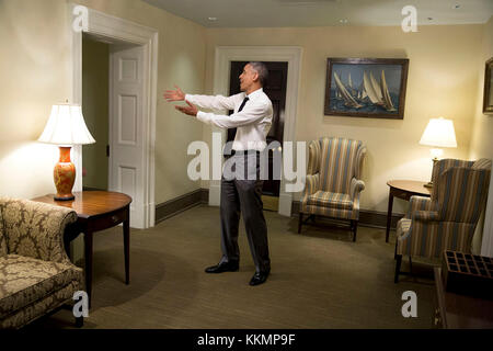 Il presidente Barack Obama dice addio a casa leader democratica Nancy Pelosi, d-calif., in un corridoio dell'ala ovest della casa bianca, 29 aprile 2015. (Official white house photo by pete souza) Questo ufficiale della casa bianca fotografia viene reso disponibile solo per la pubblicazione da parte di organizzazioni di notizie e/o per uso personale la stampa dal soggetto(s) della fotografia. la fotografia non possono essere manipolati in alcun modo e non può essere utilizzata in ambienti commerciali o materiali politici, pubblicità, e-mail, prodotti promozioni che in qualsiasi modo suggerisce di approvazione o approvazione del presidente, del primo Foto Stock