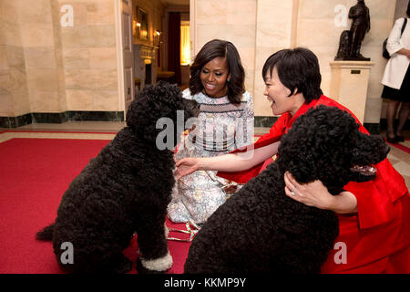 La first lady Michelle Obama e la first lady akie abe del Giappone sono accolti dalla famiglia obama animali domestici bo e soleggiato al piano terra il corridoio della casa bianca, 28 aprile 2015. (Gazzetta white house foto da amanda lucidon) Questo ufficiale della casa bianca fotografia viene reso disponibile solo per la pubblicazione da parte di organizzazioni di notizie e/o per uso personale la stampa dal soggetto(s) della fotografia. la fotografia non possono essere manipolati in alcun modo e non può essere utilizzata in ambienti commerciali o materiali politici, pubblicità, e-mail, prodotti promozioni che in qualsiasi modo suggerisce di approvazione o approvazione della Foto Stock