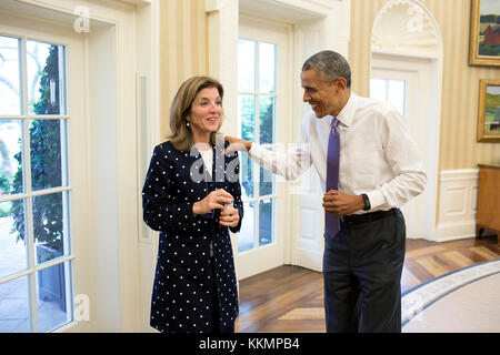 Il presidente Barack Obama ride con Caroline Kennedy, ambasciatore degli Stati Uniti in Giappone, nell'ufficio ovale, 27 aprile 2015. (Official white house photo by pete souza) Questo ufficiale della casa bianca fotografia viene reso disponibile solo per la pubblicazione da parte di organizzazioni di notizie e/o per uso personale la stampa dal soggetto(s) della fotografia. la fotografia non possono essere manipolati in alcun modo e non può essere utilizzata in ambienti commerciali o materiali politici, pubblicità, e-mail, prodotti promozioni che in qualsiasi modo suggerisce di approvazione o approvazione del presidente, la prima famiglia, o la casa bianca. Foto Stock