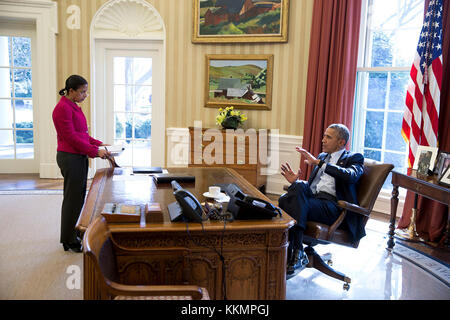 Il presidente Barack Obama incontra con National Security Advisor susan e. di riso nell'ufficio ovale, Marzo 18, 2015. (Official white house photo by pete souza) Questo ufficiale della casa bianca fotografia viene reso disponibile solo per la pubblicazione da parte di organizzazioni di notizie e/o per uso personale la stampa dal soggetto(s) della fotografia. la fotografia non possono essere manipolati in alcun modo e non può essere utilizzata in ambienti commerciali o materiali politici, pubblicità, e-mail, prodotti promozioni che in qualsiasi modo suggerisce di approvazione o approvazione del presidente, la prima famiglia, o la casa bianca. Foto Stock