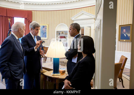 Barack Obama presidente, vice presidente Joe Biden e National Security Advisor susan e. di riso ascoltare il segretario di Stato John Kerry a seguito di un incontro bilaterale con il presidente del Consiglio europeo Donald Tusk all ufficio Ovale, 9 marzo 2015. (Official white house photo by pete souza) Questo ufficiale della casa bianca fotografia viene reso disponibile solo per la pubblicazione da parte di organizzazioni di notizie e/o per uso personale la stampa dal soggetto(s) della fotografia. la fotografia non possono essere manipolati in alcun modo e non può essere utilizzata in ambienti commerciali o materiali politici, pubblicità, e-mail, prodotti Foto Stock