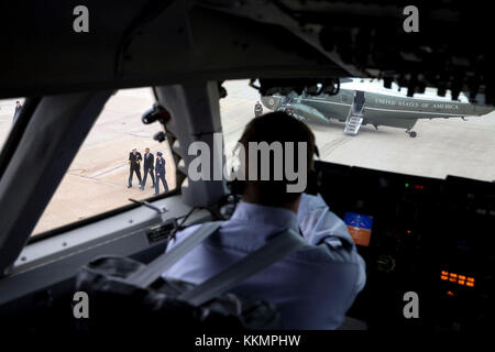 Il presidente Barack Obama, come osservata dal cockpit, è scortato da Marina Uno a Air Force One a base comune andrews, md. per la partenza in rotta verso Atlanta, GA., 10 marzo 2015. (Official white house photo by pete souza) Questo ufficiale della casa bianca fotografia viene reso disponibile solo per la pubblicazione da parte di organizzazioni di notizie e/o per uso personale la stampa dal soggetto(s) della fotografia. la fotografia non possono essere manipolati in alcun modo e non può essere utilizzata in ambienti commerciali o materiali politici, pubblicità, e-mail, prodotti promozioni che in qualsiasi modo suggerisce di approvazione o di approvazione o Foto Stock