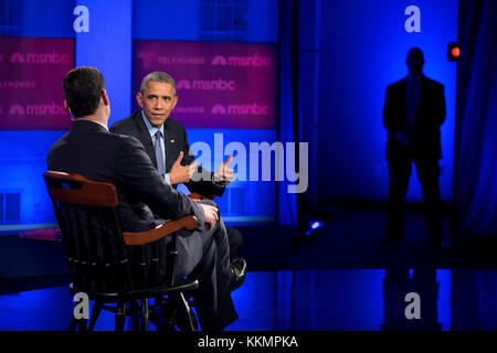 Il presidente Barack Obama e José Díaz Balart partecipare a una politica di immigrazione municipio ospitato da telemundo e msnbc a Florida International University di Miami, FLA., feb. 25, 2015. (Official white house photo by pete souza) Questo ufficiale della casa bianca fotografia viene reso disponibile solo per la pubblicazione da parte di organizzazioni di notizie e/o per uso personale la stampa dal soggetto(s) della fotografia. la fotografia non possono essere manipolati in alcun modo e non può essere utilizzata in ambienti commerciali o materiali politici, pubblicità, e-mail, prodotti promozioni che in qualsiasi modo suggerisce di approvazione o di approvazione Foto Stock