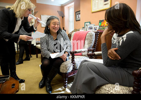 La first lady Michelle Obama, senior advisor melissa inverno e capo del personale di tina tchen partecipare in salute mentale prima di esercizi di aiuto nel corso di un briefing in first lady del ala est ufficio presso la Casa Bianca, feb. 19, 2015. (Gazzetta white house foto da amanda lucidon) Questo ufficiale della casa bianca fotografia viene reso disponibile solo per la pubblicazione da parte di organizzazioni di notizie e/o per uso personale la stampa dal soggetto(s) della fotografia. la fotografia non possono essere manipolati in alcun modo e non può essere utilizzata in ambienti commerciali o materiali politici, pubblicità, e-mail, prodotti, promozioni Foto Stock