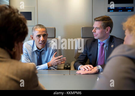 Il presidente Barack Obama incontra con california i deputati democratici del congresso, da sinistra, rep. anna eshoo, rep. Eric swalwell e rep. zoe lofgren a bordo di Air Force One en route a san francisco, calif., feb. 12, 2015. (Official white house photo by pete souza) Questo ufficiale della casa bianca fotografia viene reso disponibile solo per la pubblicazione da parte di organizzazioni di notizie e/o per uso personale la stampa dal soggetto(s) della fotografia. la fotografia non possono essere manipolati in alcun modo e non può essere utilizzata in ambienti commerciali o materiali politici, pubblicità, e-mail, prodotti promozioni che in qualsiasi wa Foto Stock