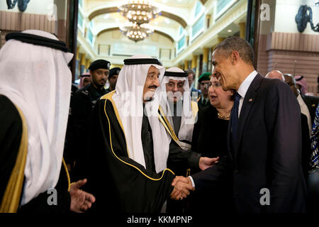 Re salman bin Abdulaziz di arabia saudita dice addio al presidente Barack Obama a erga palace a Riyadh, Arabia saudita, jan. 27, 2015. (Official white house photo by pete souza) Questo ufficiale della casa bianca fotografia viene reso disponibile solo per la pubblicazione da parte di organizzazioni di notizie e/o per uso personale la stampa dal soggetto(s) della fotografia. la fotografia non possono essere manipolati in alcun modo e non può essere utilizzata in ambienti commerciali o materiali politici, pubblicità, e-mail, prodotti promozioni che in qualsiasi modo suggerisce di approvazione o approvazione del presidente, il primo della famiglia, o il Foto Stock