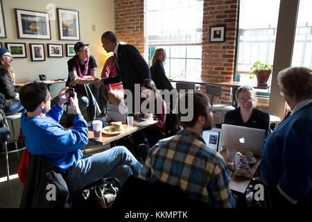 Il presidente Barack Obama saluta patroni a charmington's cafe in north baltimore, MD., GEN. 15, 2015. (Official white house photo by pete souza) Questo ufficiale della casa bianca fotografia viene reso disponibile solo per la pubblicazione da parte di organizzazioni di notizie e/o per uso personale la stampa dal soggetto(s) della fotografia. la fotografia non possono essere manipolati in alcun modo e non può essere utilizzata in ambienti commerciali o materiali politici, pubblicità, e-mail, prodotti promozioni che in qualsiasi modo suggerisce di approvazione o approvazione del presidente, la prima famiglia, o la casa bianca. Foto Stock