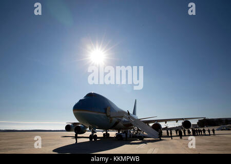 Il presidente Barack Obama commissioni Air Force One a base comune andrews, md. per la partenza in rotta di Knoxville, tenn., GEN. 9, 2015. (Official white house photo by pete souza) Questo ufficiale della casa bianca fotografia viene reso disponibile solo per la pubblicazione da parte di organizzazioni di notizie e/o per uso personale la stampa dal soggetto(s) della fotografia. la fotografia non possono essere manipolati in alcun modo e non può essere utilizzata in ambienti commerciali o materiali politici, pubblicità, e-mail, prodotti promozioni che in qualsiasi modo suggerisce di approvazione o approvazione del presidente, la prima famiglia, o del bianco hou Foto Stock