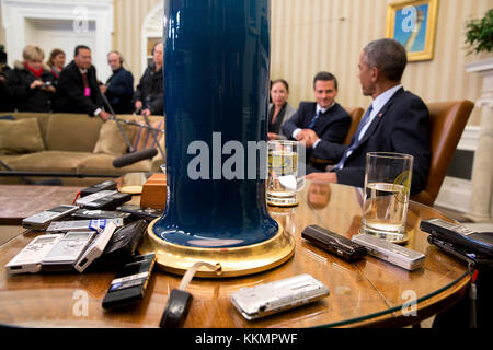 Il presidente Barack Obama e il presidente enrique peña nieto del Messico agitare le mani dopo che essi forniscono dichiarazioni alla stampa a seguito di un incontro bilaterale nell'ufficio ovale, jan. 6, 2015. (Official white house photo by pete souza) Questo ufficiale della casa bianca fotografia viene reso disponibile solo per la pubblicazione da parte di organizzazioni di notizie e/o per uso personale la stampa dal soggetto(s) della fotografia. la fotografia non possono essere manipolati in alcun modo e non può essere utilizzata in ambienti commerciali o materiali politici, pubblicità, e-mail, prodotti promozioni che in qualsiasi modo suggerisce di approvazione o avallare Foto Stock