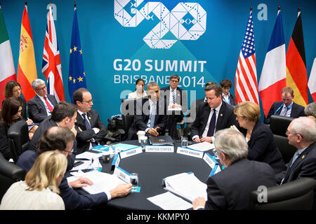 Il presidente Barack Obama partecipa al G20 i leader europei riuniti sul traffico transatlantico e di investimento e di partenariato ucraina a Brisbane Convention and Exhibition Centre, Brisbane, Queensland, Australia, nov. 16, 2014. seduti in senso orario dal presidente sono: il Primo Ministro David Cameron del Regno Unito; cancelliere Angela Merkel della Germania; Herman van Rompuy, presidente del consiglio europeo; jean-claude Juncker, presidente della Commissione europea; il primo ministro Mariano Rajoy Brey di Spagna; il primo ministro Matteo Renzi dell Italia e del presidente François hollande della Francia. (Off Foto Stock