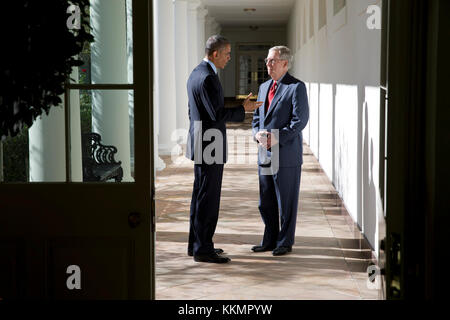 Nov. 7, 2014 " mentre si cammina con arrivo il leader della maggioranza del senato mitch mcconnell dall'ufficio ovale per un pranzo con altri leader del Congresso, il presidente fermo sulla casa bianca colonnade per discutere la prossima sessione congressuale." (official white house photo by pete souza) Questo ufficiale della casa bianca fotografia viene reso disponibile solo per la pubblicazione da parte di organizzazioni di notizie e/o per uso personale la stampa dal soggetto(s) della fotografia. la fotografia non possono essere manipolati in alcun modo e non può essere utilizzata in ambienti commerciali o materiali politici, pubblicità, e-mail, produ Foto Stock