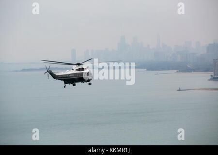 Oct. 2, 2014 " una vista da nighthawk due elicottero del lago Michigan e la skyline di Chicago come il presidente ha viaggiato a bordo di un marine". Foto Stock