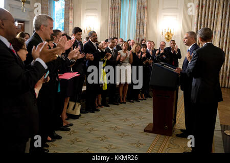 Il presidente Barack Obama e i membri del pubblico applaudire il procuratore generale eric h. titolare, jr., prima di titolare commenti sulle sue dimissioni, nello stato sala da pranzo della casa bianca, sept. 25, 2014. Foto Stock