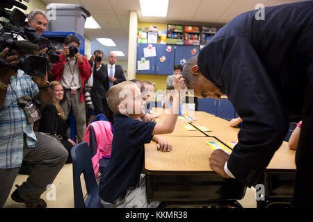 Il presidente Barack Obama consente il primo classificatore edwin caleb a toccare i suoi capelli durante una visita in aula al clarence tinker scuola elementare a macdill Air Force Base a Tampa, fla., sept. 17, 2014. Foto Stock