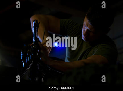 Oceano atlantico (nov. 24, 2017) Marine Sgt. Corey ghiaccio, da Springfield, Missouri, impiega oltre un M240B mitragliatrice nel ben coperta dell'assalto anfibio nave USS Iwo Jima (LHD 7). Iwo Jima, componenti di Iwo Jima Amphibious Ready Group e la ventiseiesima Marine Expeditionary Unit stanno conducendo un composito combinato unità di addestramento di esercizio che è il culmine della formazione per la Navy-Marine Corps team e certificherà per la distribuzione. (U.S. Foto di Marina di Massa lo specialista di comunicazione di terza classe Daniel C. Coxwest/rilasciato) Foto Stock