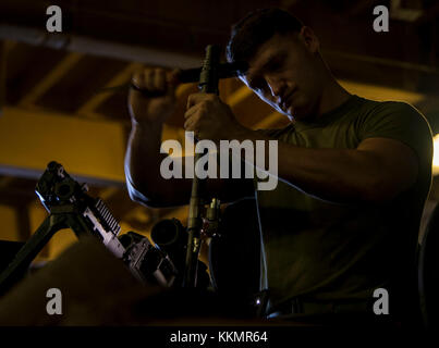 Oceano atlantico (nov. 24, 2017) Marine Sgt. Corey ghiaccio, da Springfield, Missouri, pulisce un M240B mitragliatrice nel ben coperta dell'assalto anfibio nave USS Iwo Jima (LHD 7). Iwo Jima, componenti di Iwo Jima Amphibious Ready Group e la ventiseiesima Marine Expeditionary Unit stanno conducendo un composito combinato unità di addestramento di esercizio che è il culmine della formazione per la Navy-Marine Corps team e certificherà per la distribuzione. (U.S. Foto di Marina di Massa lo specialista di comunicazione di terza classe Daniel C. Coxwest/rilasciato) Foto Stock