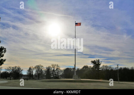 Bandiera degli Stati Uniti d'America è illuminata da un fondale di sole del pomeriggio nov. 27, 2017, mentre si è in volo sul pennone di fronte la sede di guarnigione a Fort McCoy, Wis. il tempo per la fine del mese di novembre è stato unseasonably caldo con temperature intorno ai 50 gradi Fahrenheit. (U.S. Foto dell'esercito da Scott T. Sturkol, Ufficio per gli affari pubblici, Fort McCoy, Wis.) Foto Stock