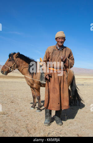 Il Nomad con il suo fedele cavallo in steppe della Mongolia Foto Stock