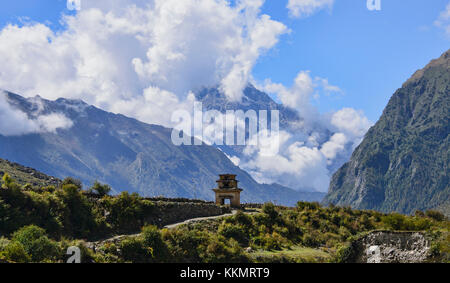 Chorten lungo il sentiero nella remota valle Tsum, Nepal Foto Stock