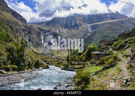 La Siyar Khola serpenti di fiume attraverso la profonda valle Tsum vicino al confine del Tibet, Nepal Foto Stock