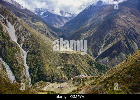 La Siyar Khola serpenti di fiume attraverso la profonda valle Tsum vicino al confine del Tibet, Nepal Foto Stock