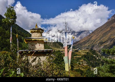 Chorten lungo il sentiero nella remota valle Tsum, Nepal Foto Stock