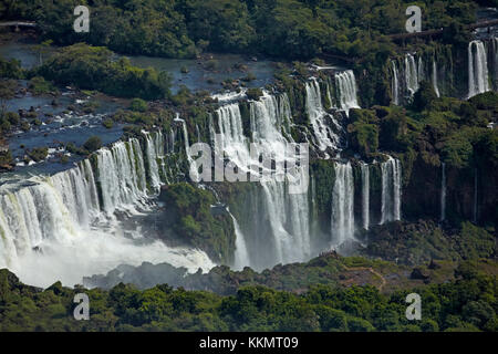 Lato argentino delle Cascate di Iguazu, sul confine Brasile - Argentina, Sud America - aereo Foto Stock