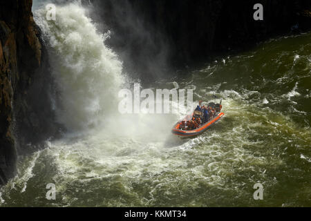 Barca turistica sotto le Cascate di Iguazu, Brasile - confine con l'Argentina, Sud America Foto Stock