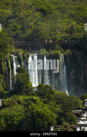 Turisti sulla passerella sopra le Cascate di Iguazu, Argentina, visto dal lato del Brasile, Sud America