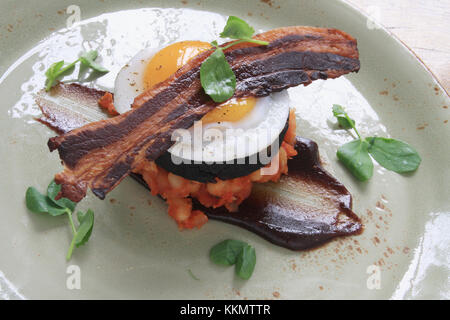 Uova pancetta black pudding fagioli pasto placcato Foto Stock