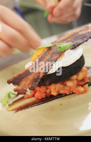 Uova pancetta black pudding fagioli pasto placcato Foto Stock