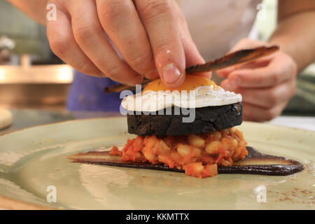 Uova pancetta black pudding fagioli pasto placcato Foto Stock