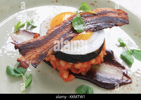 Uova pancetta black pudding fagioli pasto placcato Foto Stock