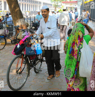 Un dabbawala - scatola di pranzo vettore - in Mumbai, India Foto Stock