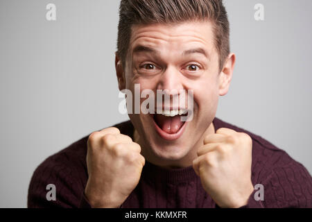 Close up ritratto di un giovane uomo bianco celebrando Foto Stock