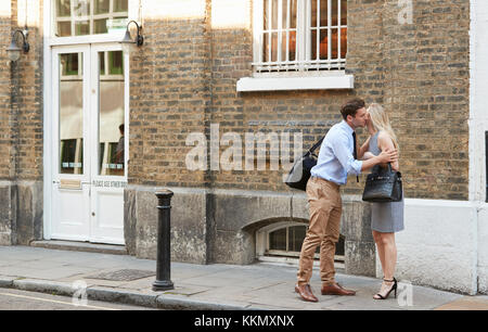 Imprenditore e imprenditrice saluto ogni altro su strada Foto Stock