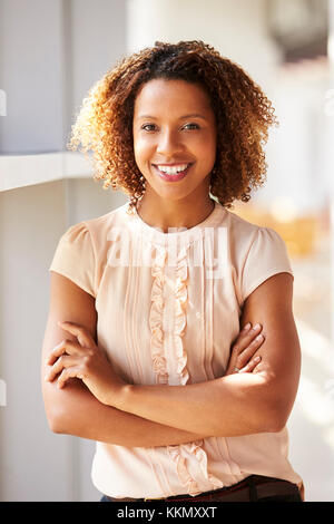 Ritratto di sorridente giovane donna cercando di fotocamera, close up Foto Stock