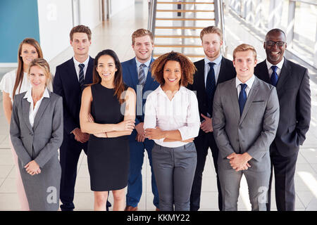 Gli impiegati in una lobby moderna, ritratto di gruppo Foto Stock